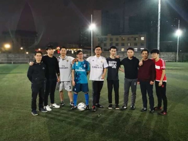 邁世足球小分隊(duì)享受運(yùn)動(dòng)，綠茵場上的雨夜鏖戰(zhàn)